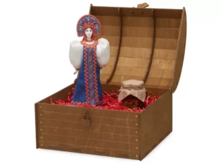 Подарочный набор: кукла фарфоровая, мёд с гецким орехом