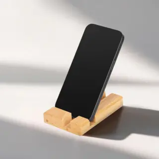 Подставка для смартфона и планшета из массива бука «Prop»